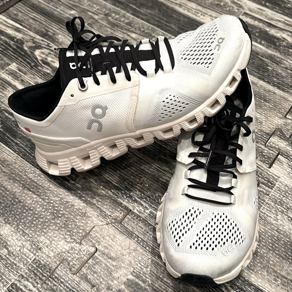 EUC- On Cloud tennis shoes, size 9